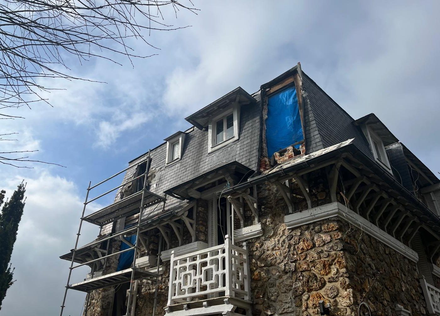 Chantier de rénovation de toiture avec échafaudage réalisé par AFJ Couverture à Reims